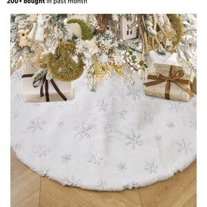 NWT White Snowflake Christmas Tree Skirt